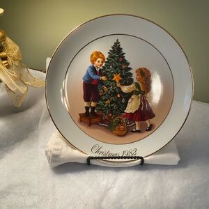 Vintage Avon Christmas 1982 Decorative Plate